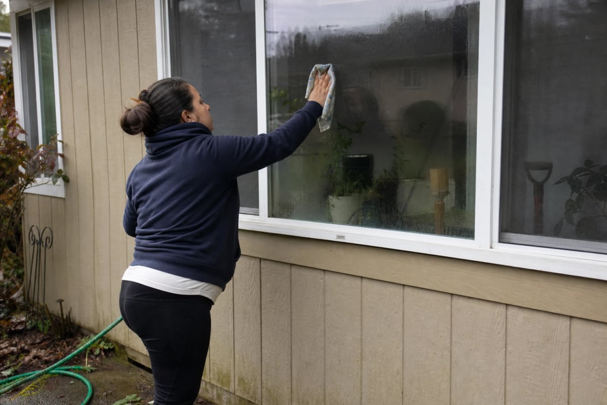Streak-free window cleaning in a Dallas, Oregon home